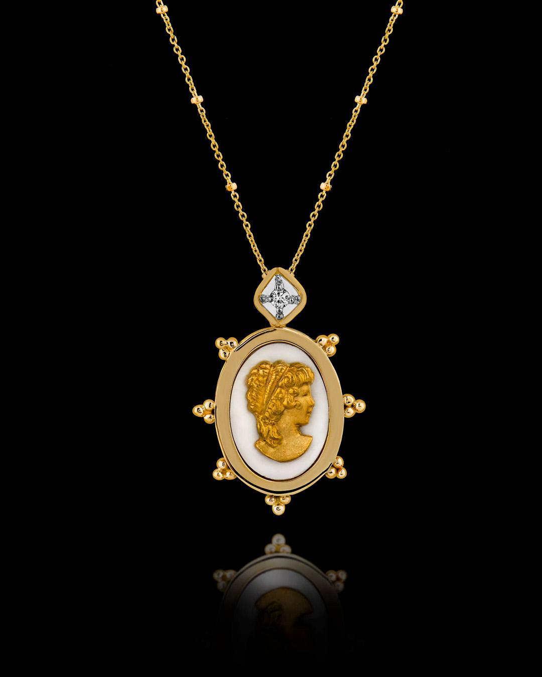 Χρυσό μενταγιόν κοπέλα με cameo αισθητική gallery image
